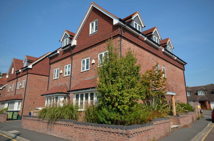 4 Bedroom Semi-Detached House To Rent In Upper South View, Farnham, GU9