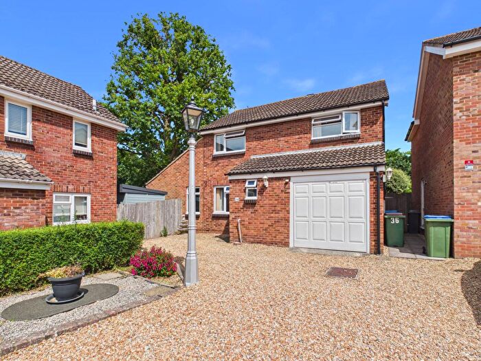 4 Bedroom Detached House For Sale In Beaver Close, Horsham, RH12
