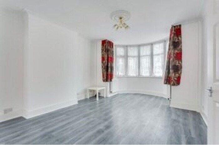 2 Bedroom Flat To Rent In North End Road, West Kensington, London, W14