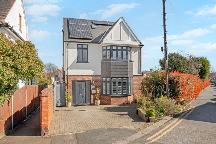 4 Bedroom Detached House For Sale In Kings Lane, Sutton, SM1
