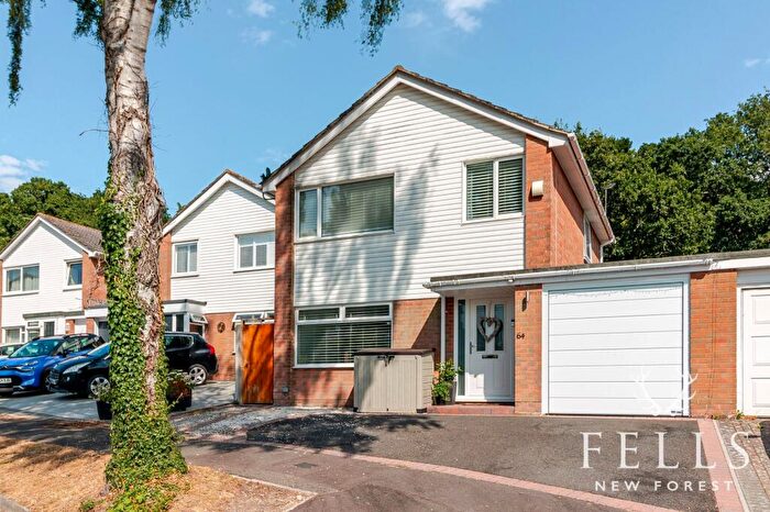 4 Bedroom Link Detached House For Sale In Croft Road, Ringwood, BH24
