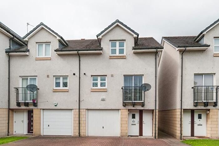 3 Bedroom Town House To Rent In West Fairbrae Drive, Edinburgh, EH11