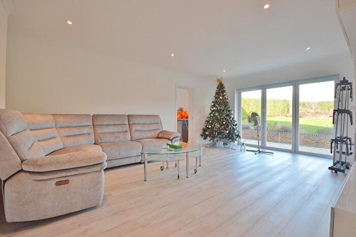 5 Bedroom Detached House For Sale In Wycombe Road, Saunderton, HP27