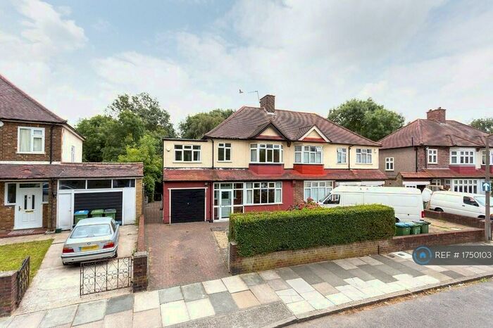 6 Bedroom Semi-Detached House To Rent In Restons Crescent, Avery Hill, SE9