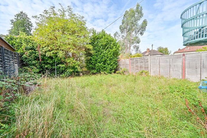 2 Bedroom Flat To Rent In Clarendon Crescent, Twickenham, TW2
