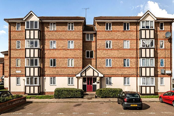 2 Bedroom Flat For Sale In Chandlers Drive, Erith, DA8