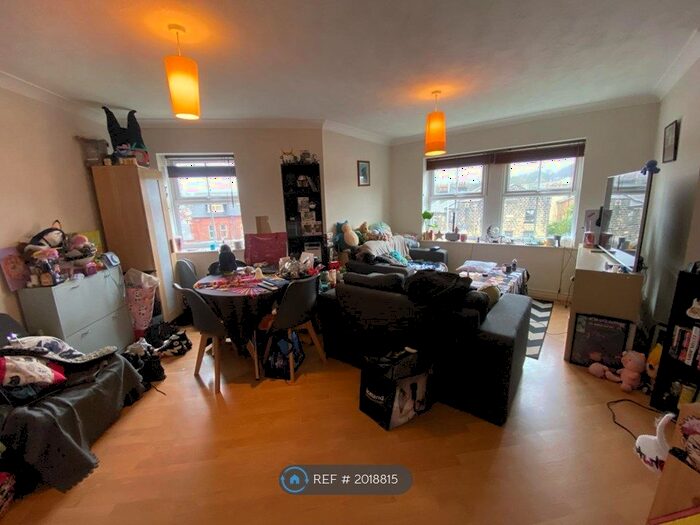 2 Bedroom Flat To Rent In The Cricketers, Leeds, LS5