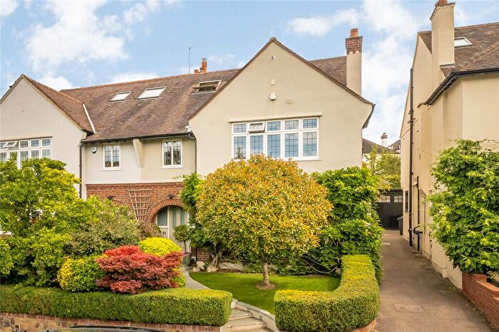 4 Bedroom Semi-Detached House For Sale In Grove Avenue, London, N10
