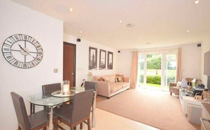 1 Bedroom Flat For Sale In Kingswood, KT20