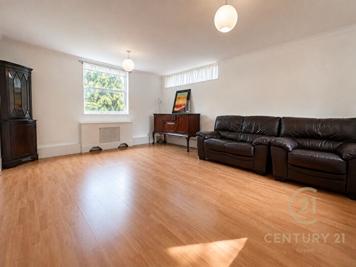 2 Bedroom Flat To Rent In High Ashton, Kingston Hill, KT2