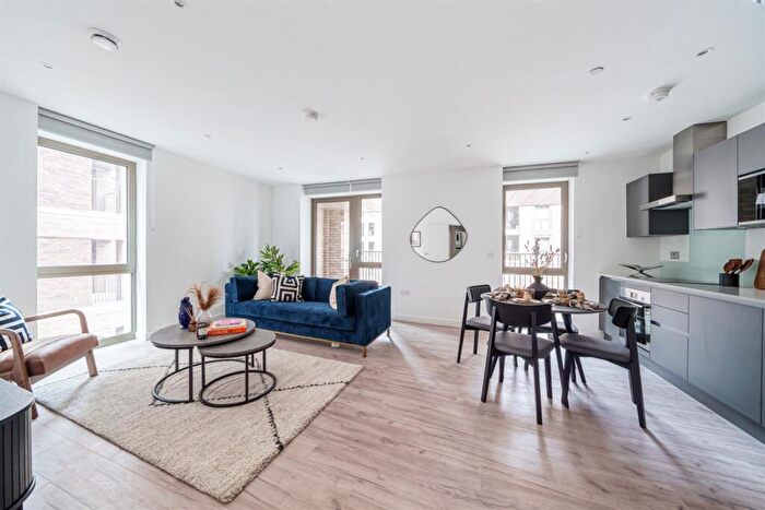 2 Bedroom Apartment To Rent In Bed, Rd Floor, Tyne, Refinery House In Anchors Point, E16