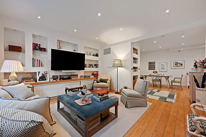 3 Bedroom Mews To Rent In Weymouth Mews, Marylebone Village, London, W1G