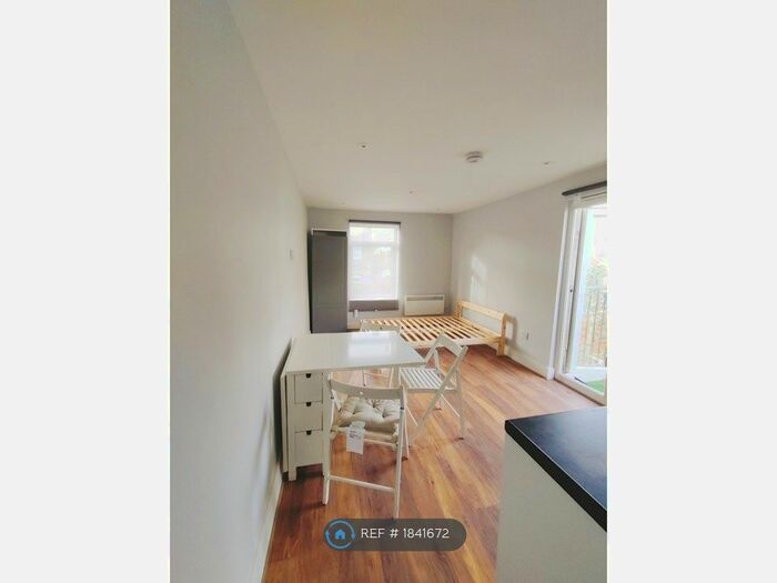 Studio To Rent In Cunningham Road, London, N15