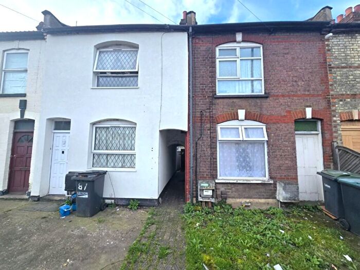 1 Bedroom Flat To Rent In Bury Park Road, Luton, Bedfordshire, LU1
