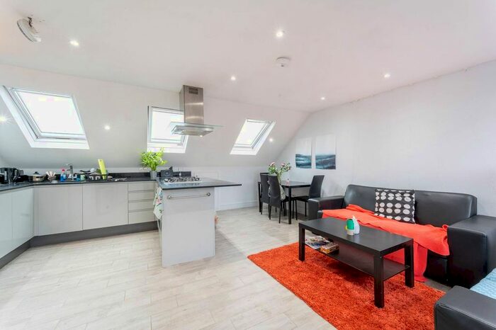 3 Bedroom Flat To Rent In Ormiston Grove, Shepherd's Bush, London, W12