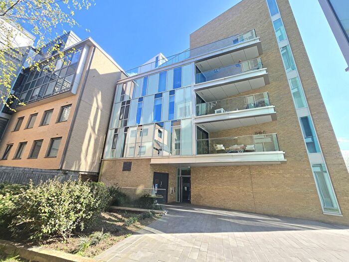 3 Bedroom Flat To Rent In Lux Apartment, London, SW18