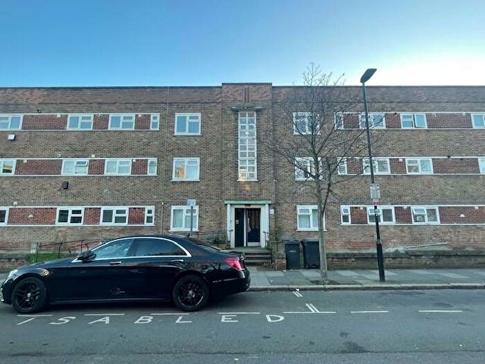 3 Bedroom Flat To Rent In Holcombe Road, Tottenham, London, N17