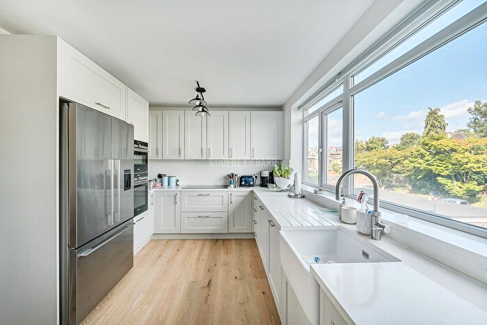 2 Bedroom Flat For Sale In Mayflower Lodge, Finchley, N3