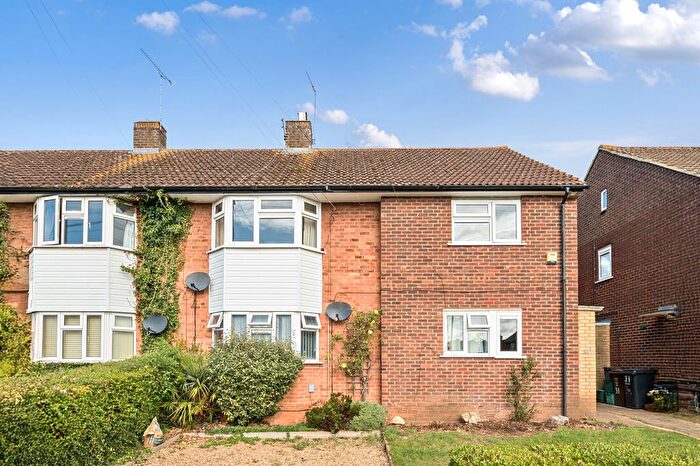 2 Bedroom Flat For Sale In Tallents Crescent, Harpenden, AL5