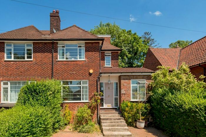 5 Bedroom Semi-Detached House To Rent In Sunnyfield London, NW7