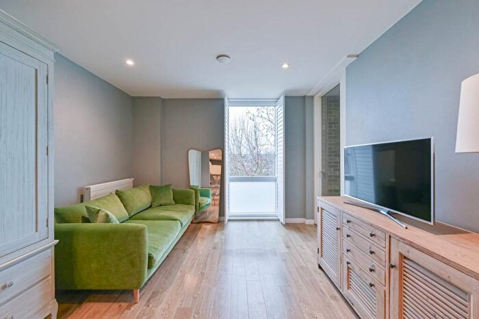 1 Bedroom Flat For Sale In Woods Road, Peckham, London, SE15