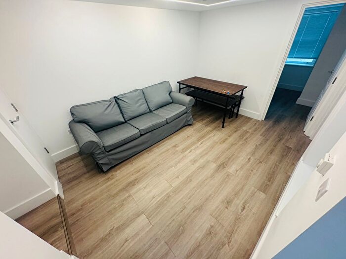 3 Bedroom Flat To Rent In Rita Road, London, SW8