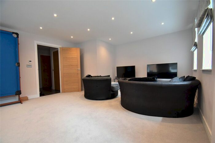 2 Bedroom Flat To Rent In Station Road, Gerrards Cross, SL9