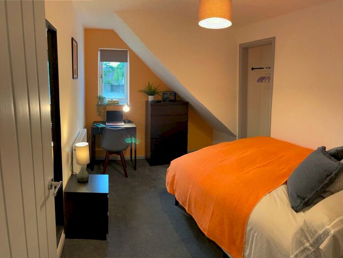 6 Bedroom House To Rent In Greville Close, GU2