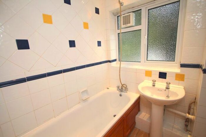 3 Bedroom Flat To Rent In Maple Road, Surbiton, KT6