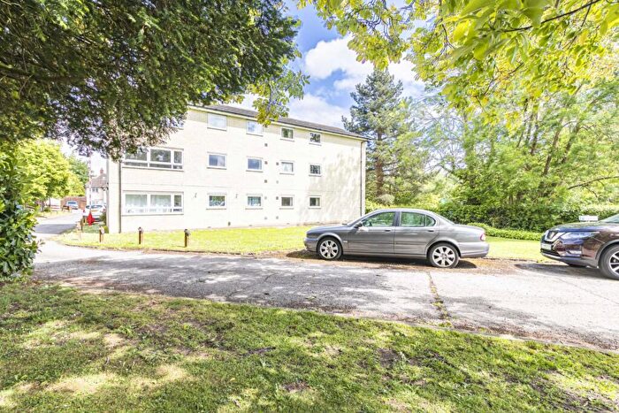 2 Bedroom Apartment To Rent In Yew Tree Court, Fishery Road, Hemel Hempstead, Hertfordshire, HP1