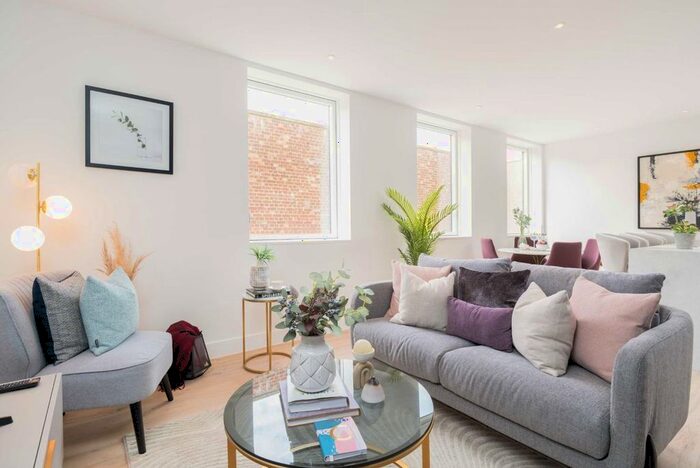 3 Bedroom Flat To Rent In Harrow Road, London, W10