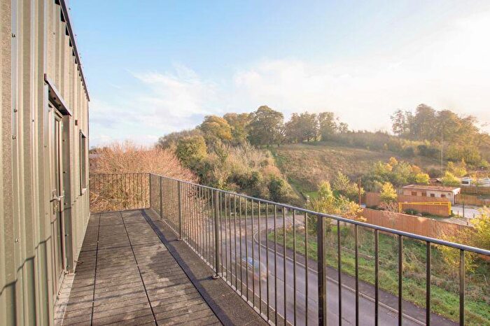 3 Bedroom Flat To Rent In Lower Bristol Road, Bath, BA2