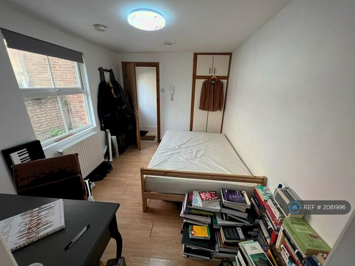 Studio To Rent In Crayford Road, London, N7