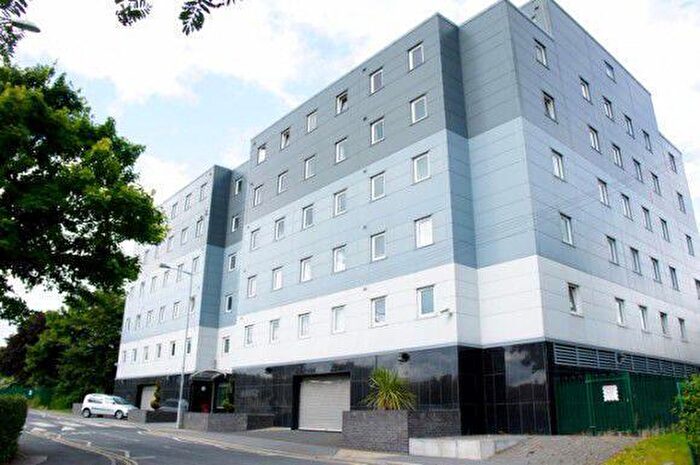 1 Bedroom Flat For Sale In B Longside Lane, Bradford, BD7