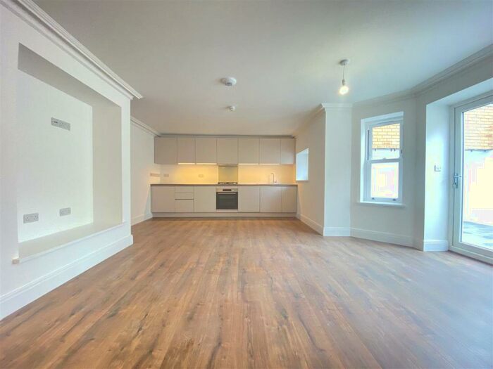 2 Bedroom Flat To Rent In Flat, Tynemouth House, N15