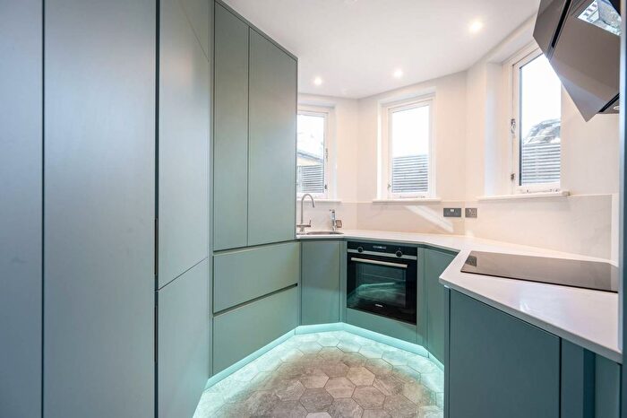 2 Bedroom Flat For Sale In Ledbury Road, Artesian Village, London, W11