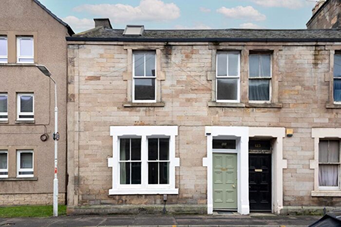 4 Bedroom Semi-Detached House For Sale In Commercial Street, Kirkcaldy, KY1