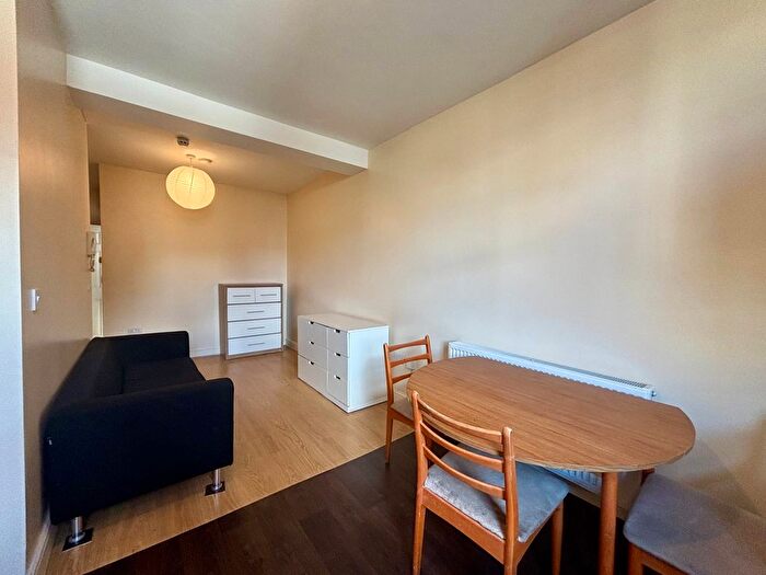 3 Bedroom Flat To Rent In Deptford High Street, London, SE8