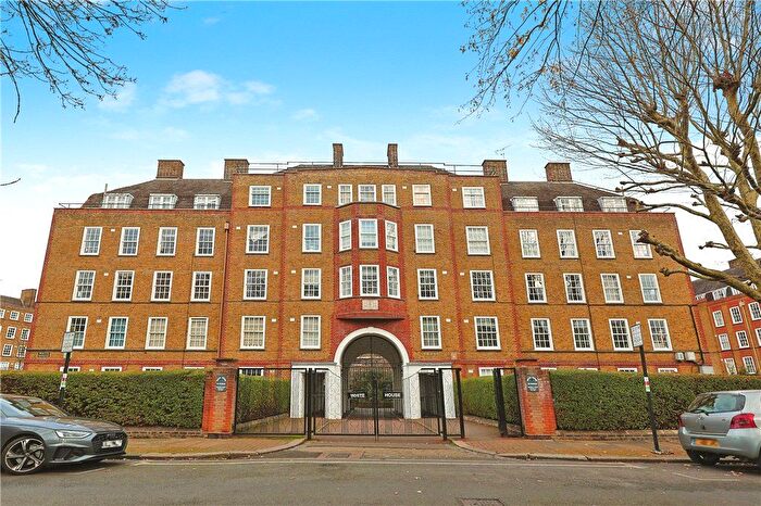 3 Bedroom Flat For Sale In Vicarage Crescent, Battersea, London, SW11