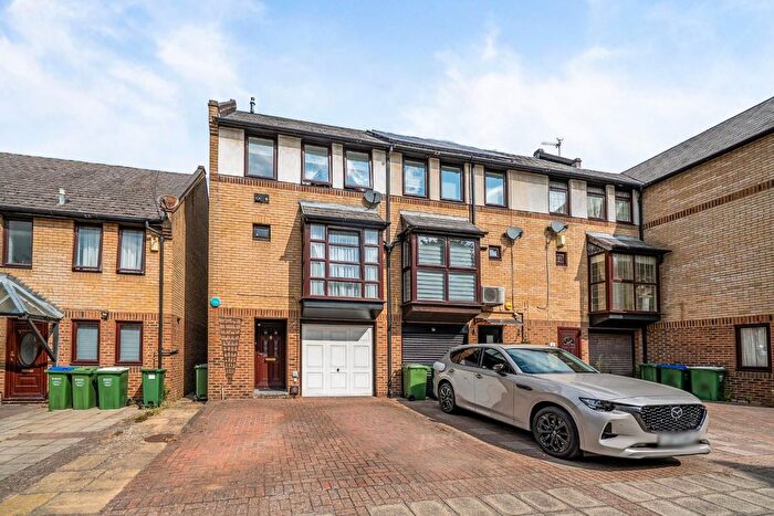 4 Bedroom Town House For Sale In Dolphin Close, Bexley, London, SE28