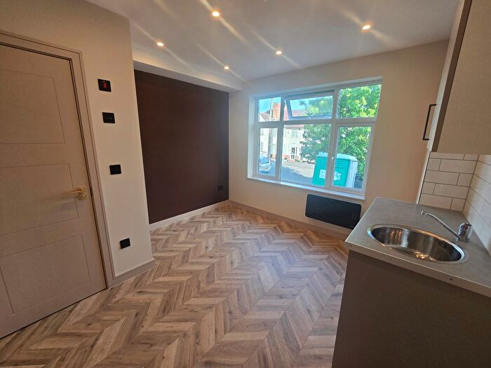 Studio To Rent In Bourne View, Greenford, UB6