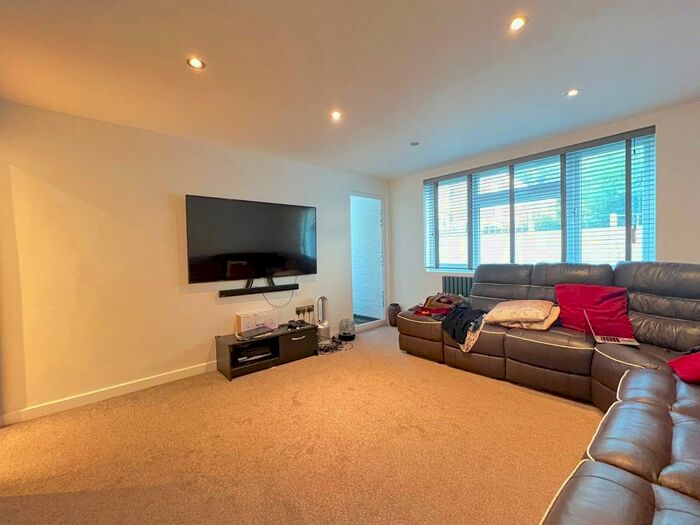 2 Bedroom Flat To Rent In Wyllen Close, Whitechapel, London, E1