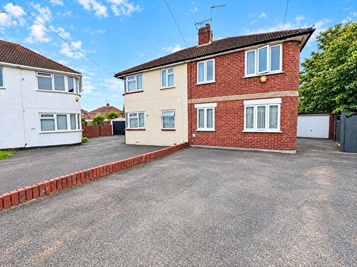 3 Bedroom Semi-Detached House For Sale In Jonson Close, North Hayes, UB4