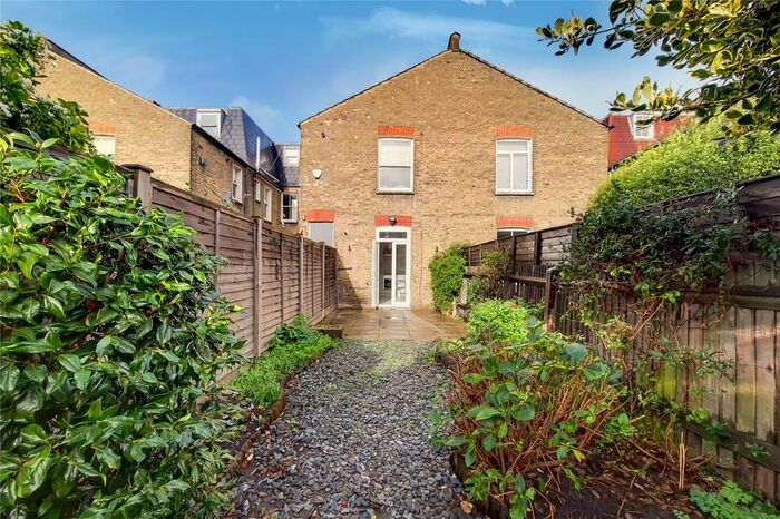 2 Bedroom Flat To Rent In Quinton Street, London, SW18