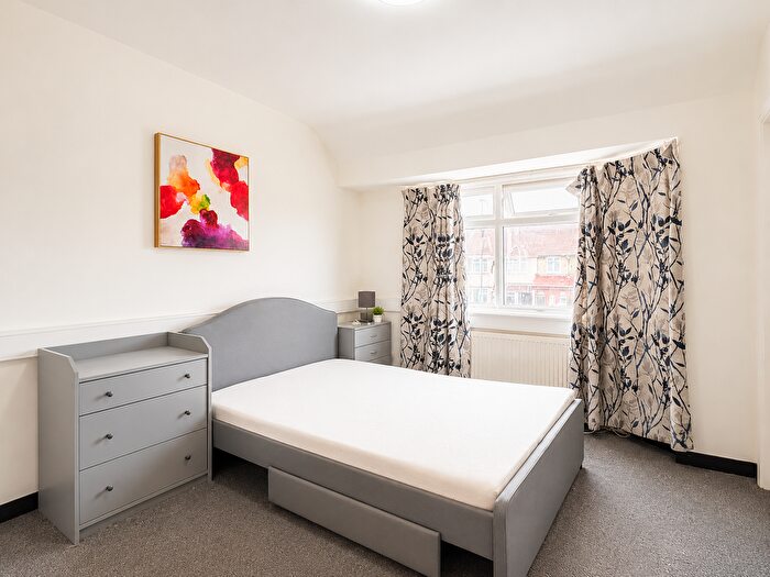 1 Bedroom Flat To Rent In Berkeley Avenue, Hounslow, TW4