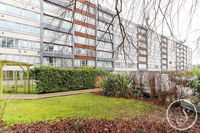 2 Bedroom Flat For Sale In Ingledew Court, Leeds, LS17