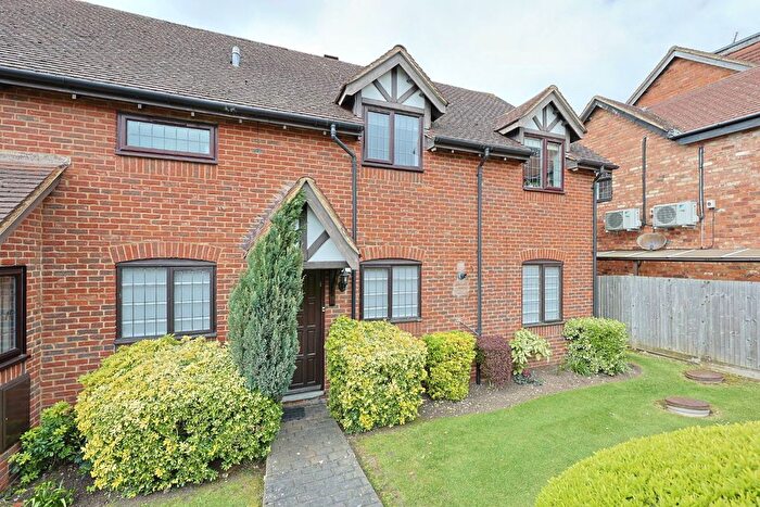 2 Bedroom Maisonette For Sale In Priory Field Drive, Edgware, HA8