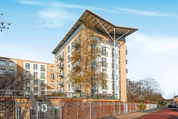 2 Bedroom Flat For Sale In Kenavon Drive, Reading, Berkshire, RG1