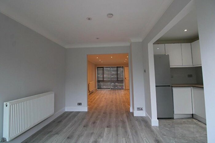 3 Bedroom Maisonette To Rent In Turnpike Link, Croydon, London, CR0
