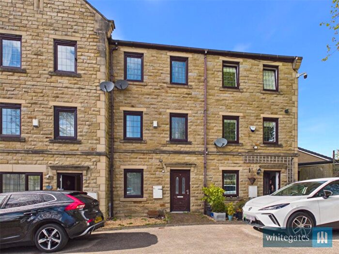 4 Bedroom Town House To Rent In Vicarage Mews, Bradford, West Yorkshire, BD2